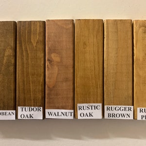Puede incluir: Seis tablas de madera te&ntilde;idas en varios colores: Jacobean, Tudor Oak, Walnut, Rustic Oak, Rugger Brown y Rustic Pine. Cada tabla tiene una etiqueta con el nombre del tinte.