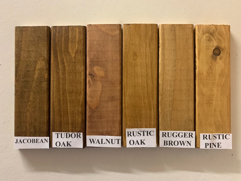 Puede incluir: Seis tablas de madera te&ntilde;idas en varios colores: Jacobean, Tudor Oak, Walnut, Rustic Oak, Rugger Brown y Rustic Pine. Cada tabla tiene una etiqueta con el nombre del tinte.