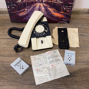 Neues Vintage weißes Telefon der 1980er Jahre, Wandtelefon, altes Wählscheibentelefon, Kreiswahltelefon, Vintage Festnetztelefon, altes Tischtelefon