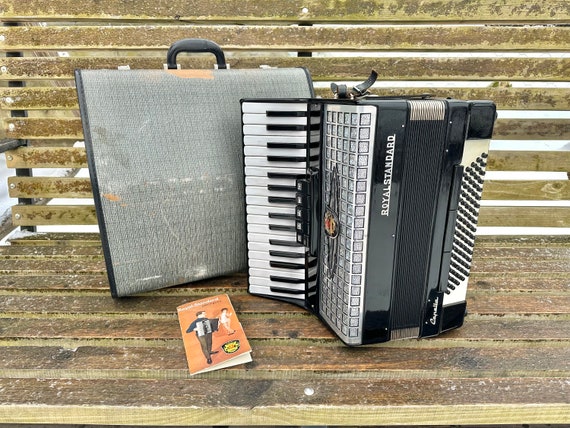 New Royal Standard Capella Accordion, 80 Bass, 3 Voices, 5+3
