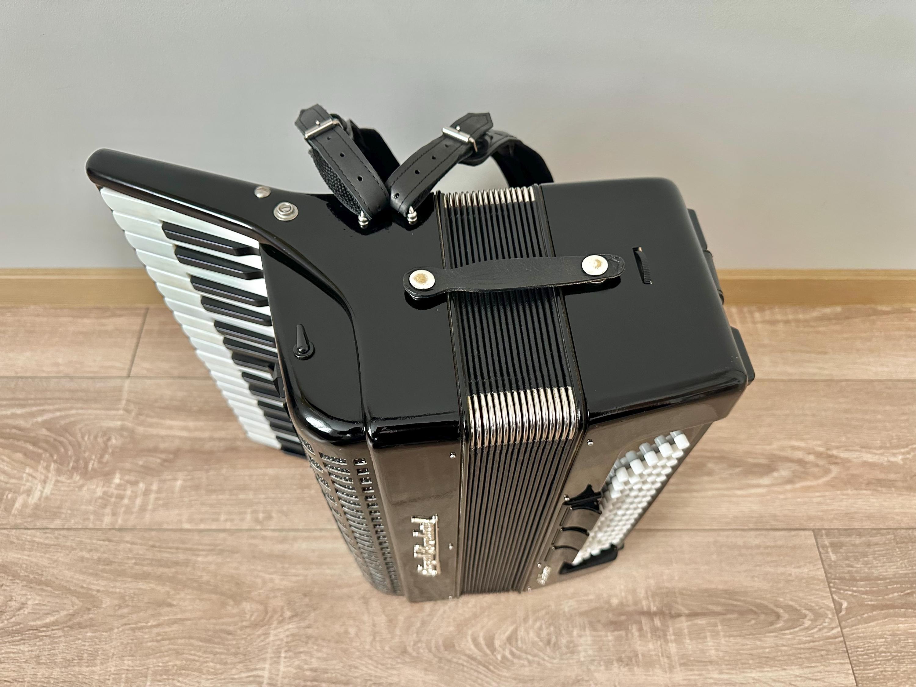 Rare Royal Standard Meteor, 3/4 Accordion, 80 Bass, 34 Key, 3