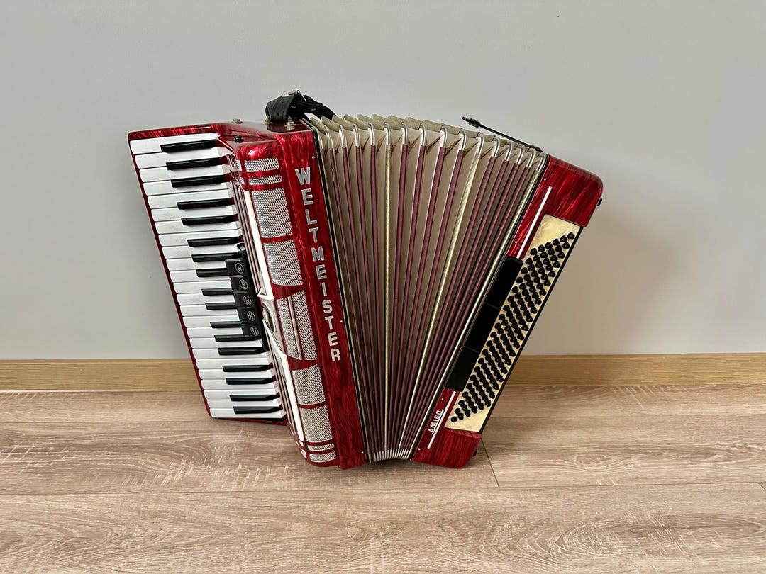 Weltmeister Amigo Accordion, 120 Bass, 3 Voice, 5+3 Registers