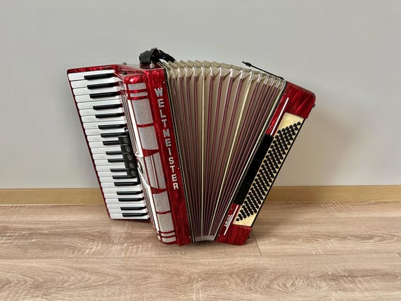 Weltmeister Amigo Accordion, 120 Bass, 3 Voice, 5+3 Registers