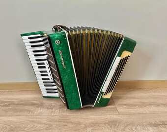 ロシアのアコーディオン、アコード アコーディオン、モデル Altair、37 