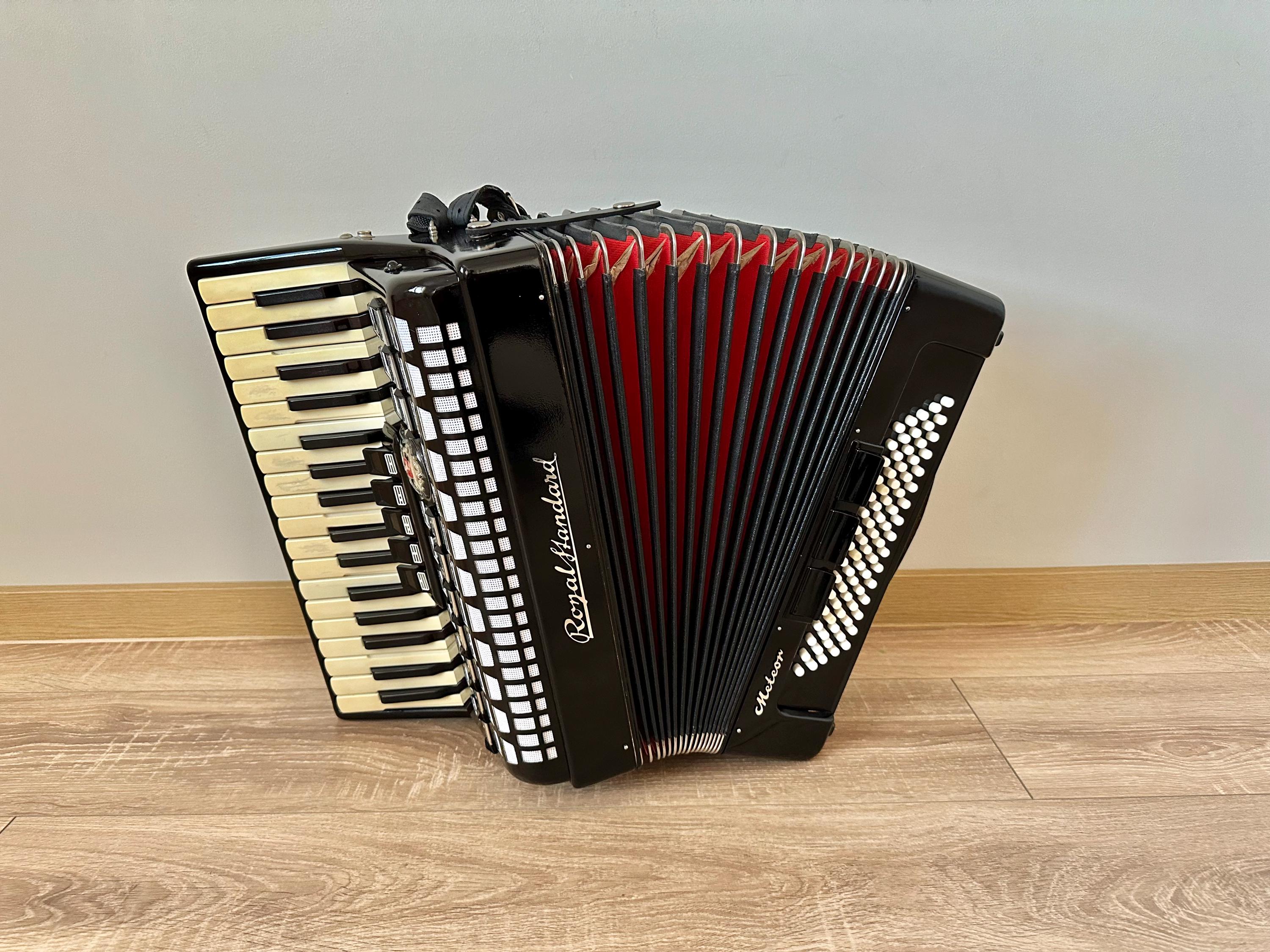 Royal Standard Meteor, 3/4 Accordion, 80 Bass, 34 Key, 3 Voices, 5