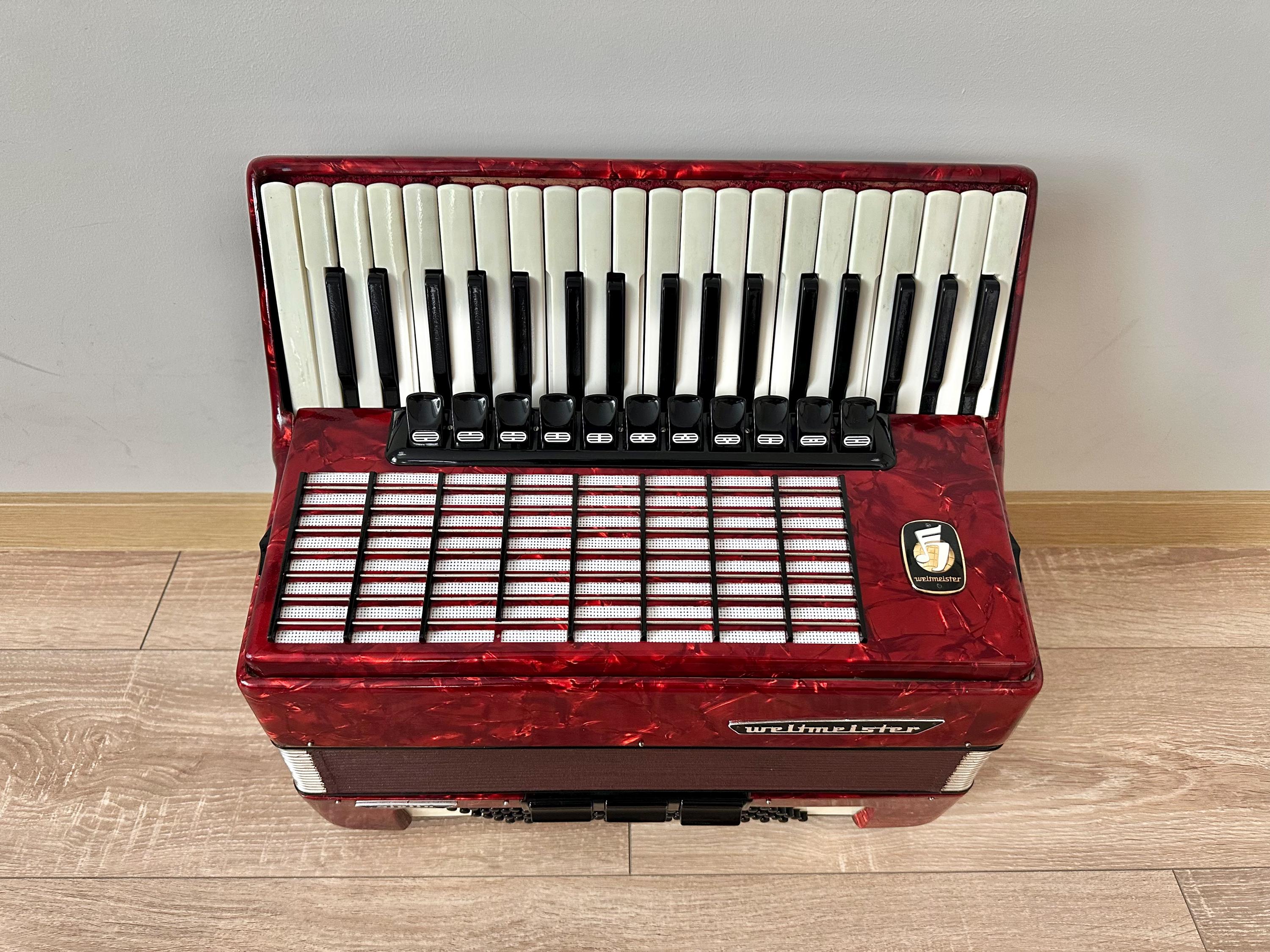Weltmeister Accordion, 7/8 Accordion, 96 Bass, 37 Keys, 4 Voice