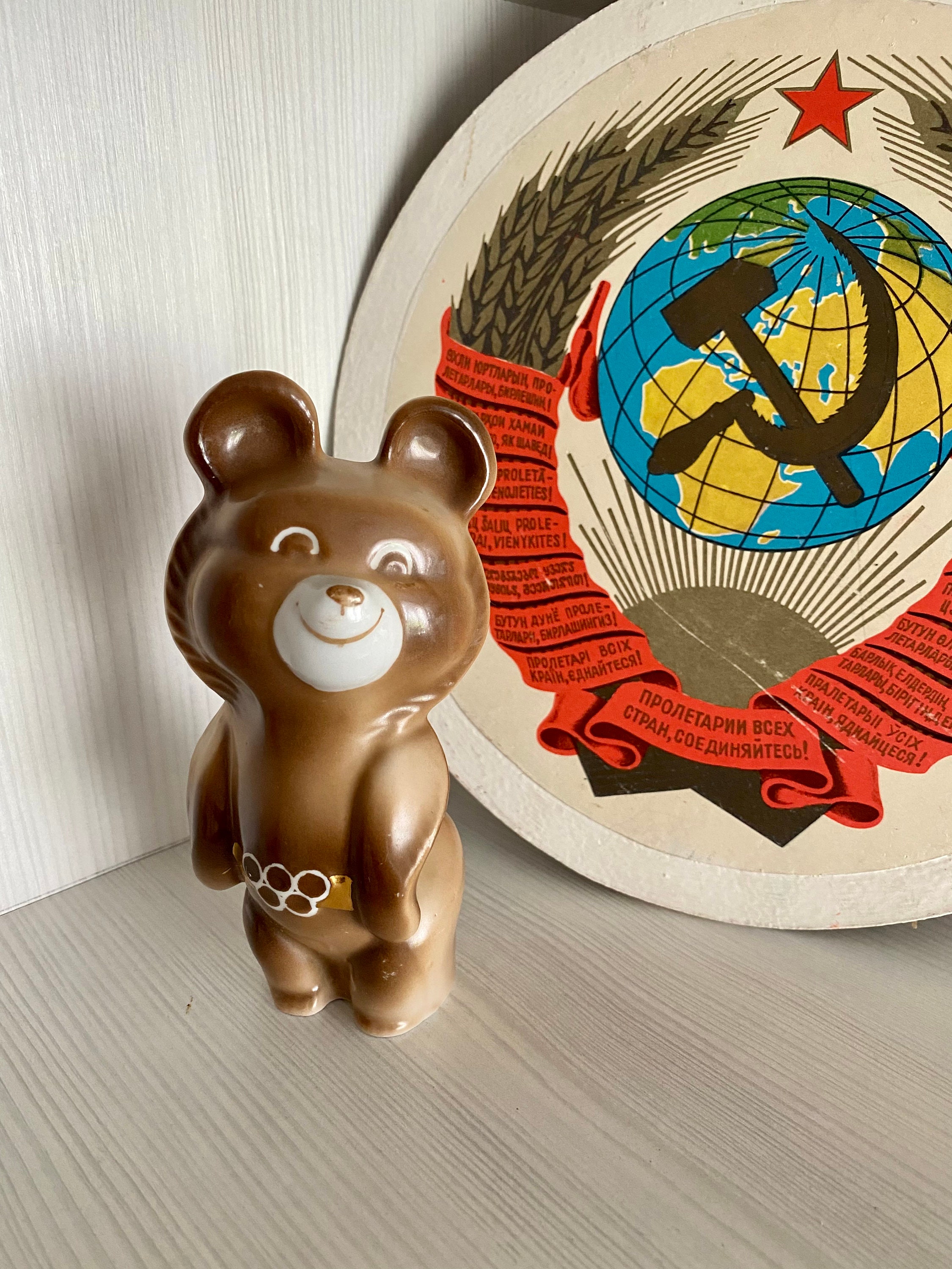 Lot 2 broches Jeux Olympiques Moscou 1980 (D'occasion) à Genève pour CHF 5 - avec livraison