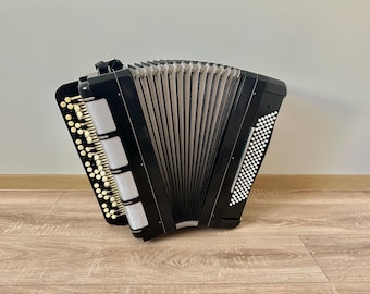 ア*ム様 バヤン　ロシア　アコーディオン　アンティーク バヤン、ロシアОгонёк 2 ボタン式アコーディオン 7.4kg - メルカリ