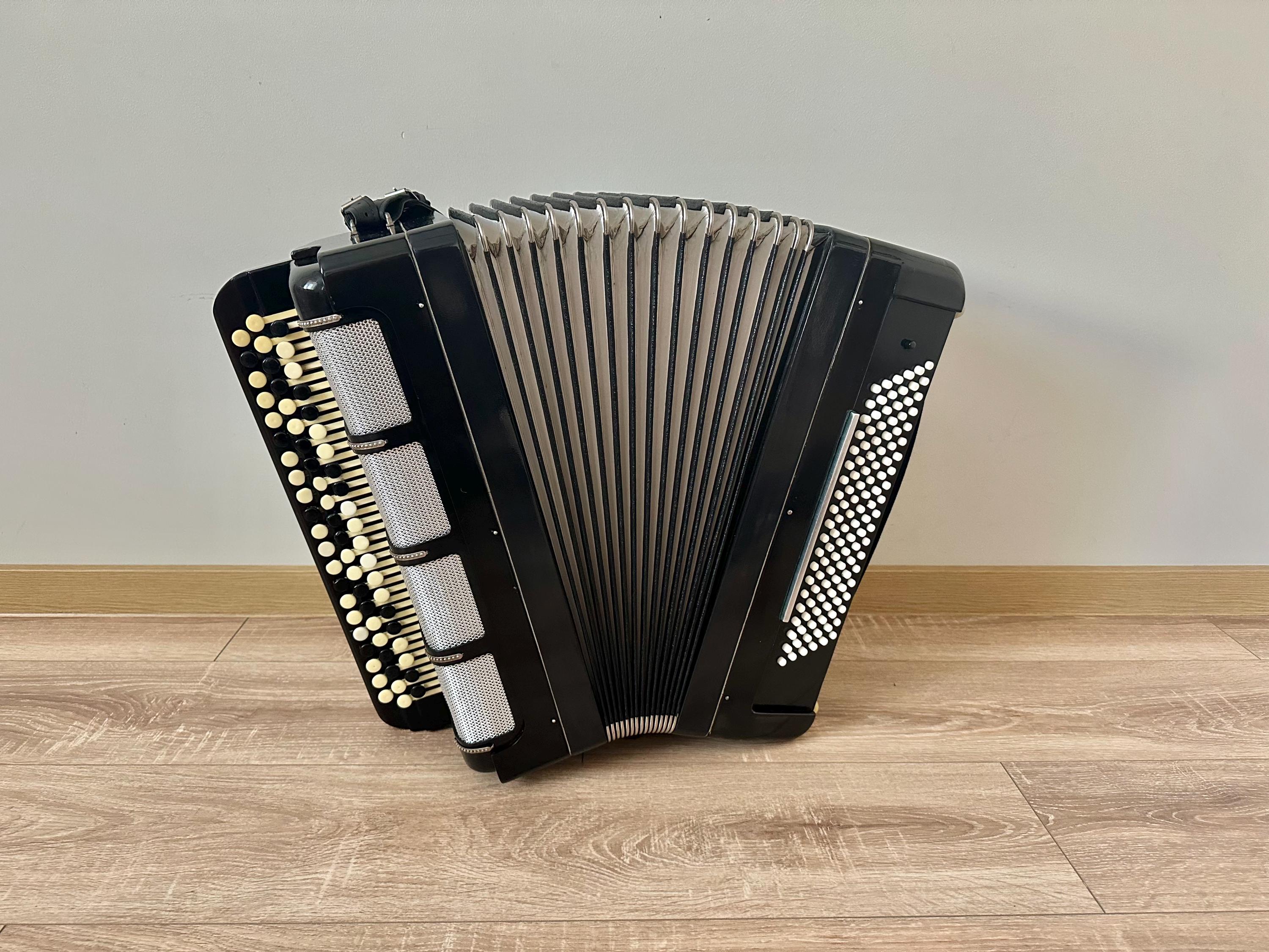 thumbnail image 2 of Cantabella Red Pearl Accordion Non Switched Accordion 2 of 12