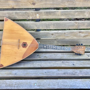 Russische Balalaika, Vintage nationales Saiteninstrument, Balalaika 6 Saiten PRIMA, ukrainisches Volksinstrument, Musikalisches Vintage-Instrument