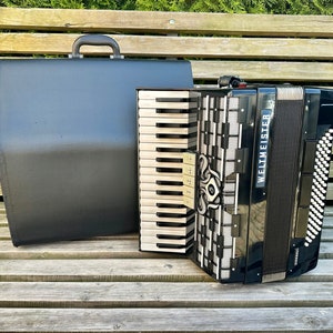 Weltmeister Cordal accordion, 3/4 accordion, 80 Bass, 34 key, 3 voice, 5+3 register, New straps, Germany accordion, Case, Great sound, VIDEO
