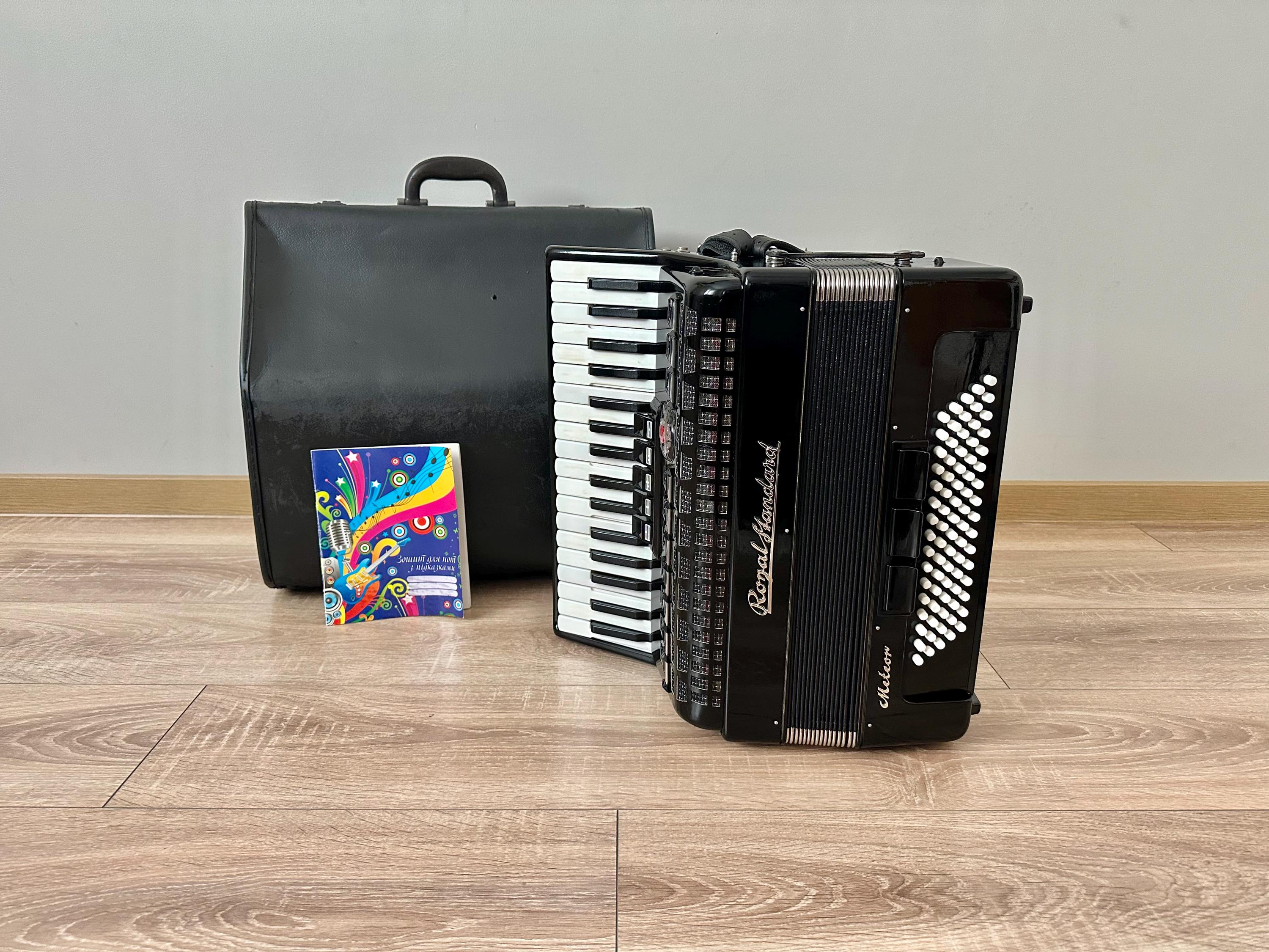Rare Royal Standard Meteor, 3/4 Accordion, 80 Bass, 34 Key, 3