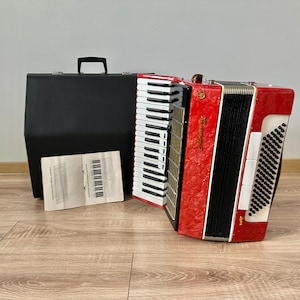 Like New Russian accordion, Accord accordion, Model Altair, 37 keys, 96 Bass, 3 voice, 5+3 registers, Accordeon, Acordeon, Sale, Case, VIDEO