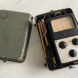 Ancien appareil de mesure combiné vintage rare &quot;Ц56&quot; dans un boîtier en métal en parfait état avec une instruction et un schéma fabriqué en URSS 1969