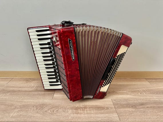 Weltmeister Accordion, 7/8 Accordion, 96 Bass, 37 Keys, 4 Voice