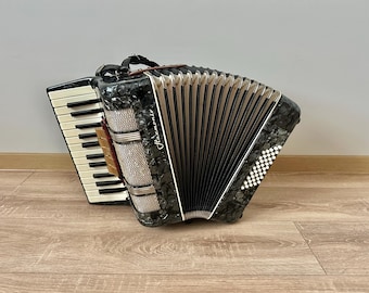 Royal Standard Meteor, 3/4 Accordion, 80 Bass, 34 Key, 3 Voices, 5
