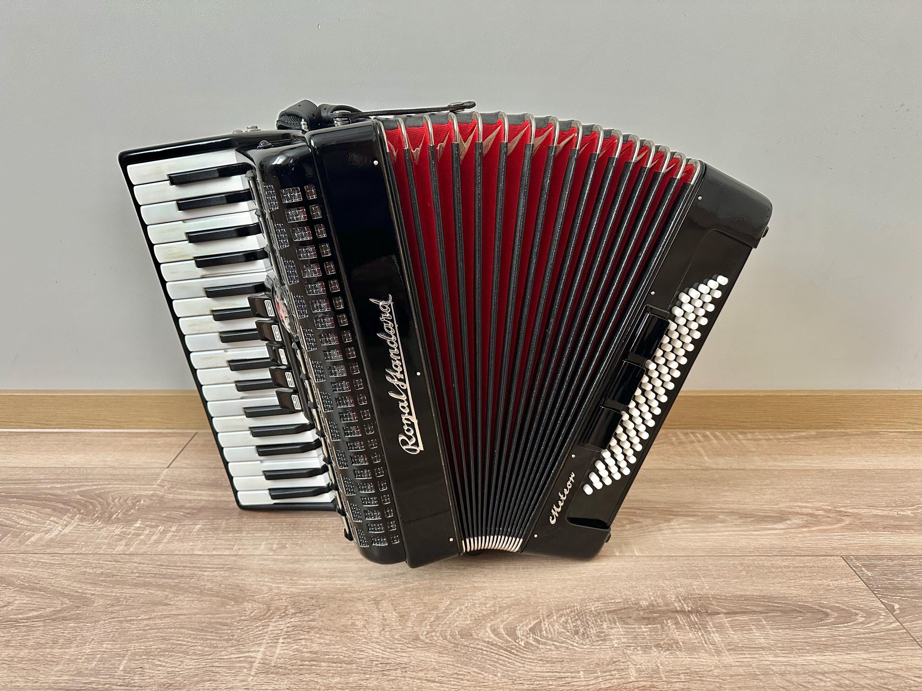 Rare Royal Standard Meteor, 3/4 Accordion, 80 Bass, 34 Key, 3