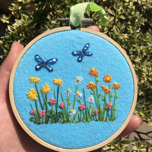 Butterfly Meadow hoop art - Wildflowers embroidery - Floral hoop - Flowers and butterflies decoration