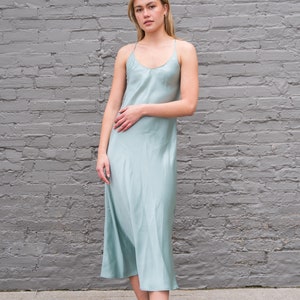 Vestido Maxi de Seda com amarração cruzada nas costas e pontas douradas | Vestido 100 seda | seda amoreira | vestido de noite | festa com vestido slip