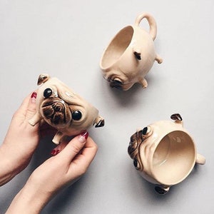 Tasse à café en poterie avec une tasse peinte à la main de chien carlin - 300 ml - 10 oz - Tasse à thé faite main - Cadeau pour amoureux des chiens, cadeau de Noël, cadeau de Noël