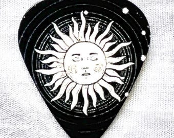 太陽の顔のギターピック – 天体占星術アクセサリー