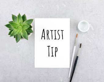 Puede incluir: Una tarjeta blanca con el texto "ARTIST TIP" escrito en marcador negro. Hay una pequeña planta suculenta en una maceta blanca, dos pinceles y un pequeño plato de pintura blanco sobre una superficie gris.