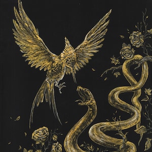 Könnte beinhalten: Ein goldener Vogel mit ausgebreiteten Flügeln ist in einer dramatischen Pose dargestellt, der einem goldenen Schlangen mit offenem Maul gegenübersteht. Der Hintergrund ist schwarz mit goldenen Rosen und Blättern.