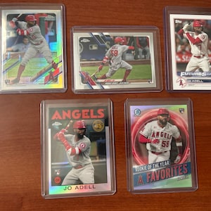 Peut inclure: Cinq cartes de baseball à collectionner représentant un joueur de baseball en uniforme rouge et blanc. Les cartes sont toutes différentes et ont des designs différents. Les cartes sont toutes dans des pochettes en plastique de protection.