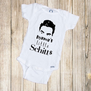 Cache-couche pour bébé Little Schitts de maman®, cache-couche pour bébé®, cadeau de baby shower, cache-couche inspiré de Schitts Creek®, cache-couche pour série télévisée®, cache-couche rigolo®