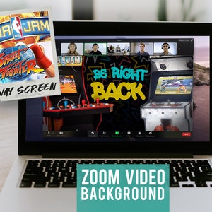 Peut inclure: Un écran d'ordinateur portable affichant un appel vidéo Zoom avec une image de fond d'un jeu d'arcade rétro. Le texte "BE RIGHT BACK" est affiché à l'écran. L'ordinateur portable est posé sur une surface en bois avec le texte "ZOOM VIDEO BACKGROUND" affiché en dessous de l'ordinateur portable.