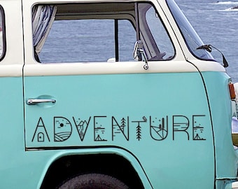 Peut inclure: Un camping-car vintage turquoise et blanc avec le mot "ADVENTURE" en lettres noires stylisées. Le van est garé sur une colline herbeuse surplombant l'océan. Un pneu de secours est monté à l'arrière.