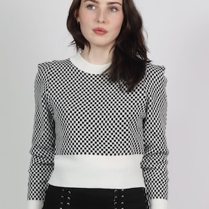 Dopasowany sweter w szachownicę