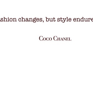 K&ouml;nnte beinhalten: Ein schwarz-wei&szlig;es Textbild mit dem Zitat: &bdquo;Mode vergeht, Stil bleibt.&ldquo; Das Zitat wird Coco Chanel zugeschrieben.
