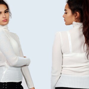 K&ouml;nnte beinhalten: Wei&szlig;er Langarm-Rollkragenpullover mit strukturiertem Muster. Der Pullover wird an einem Modell von vorne und hinten gezeigt.