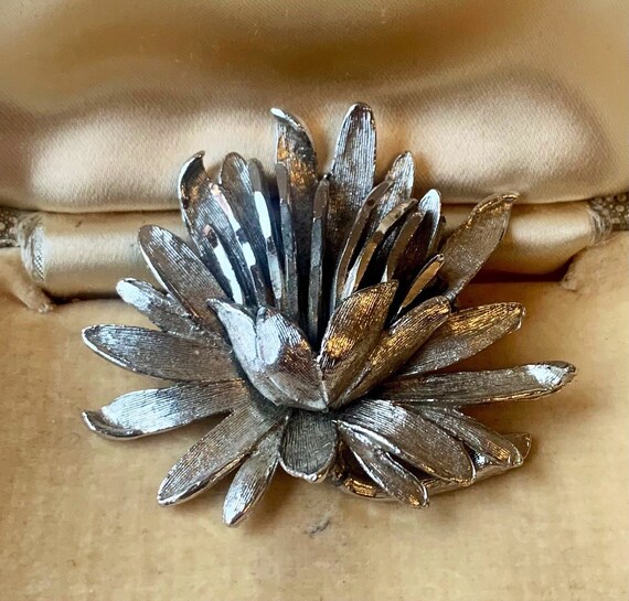 Capri brooch deals