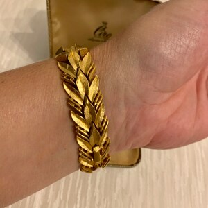 Vintage Trifari Gold Leaf Bracelet, Vintage Crown Trifari Bracelet, Gold Chain Bracelet, Womens Bracelet, Vintage Jewellery Gift For Her image 7