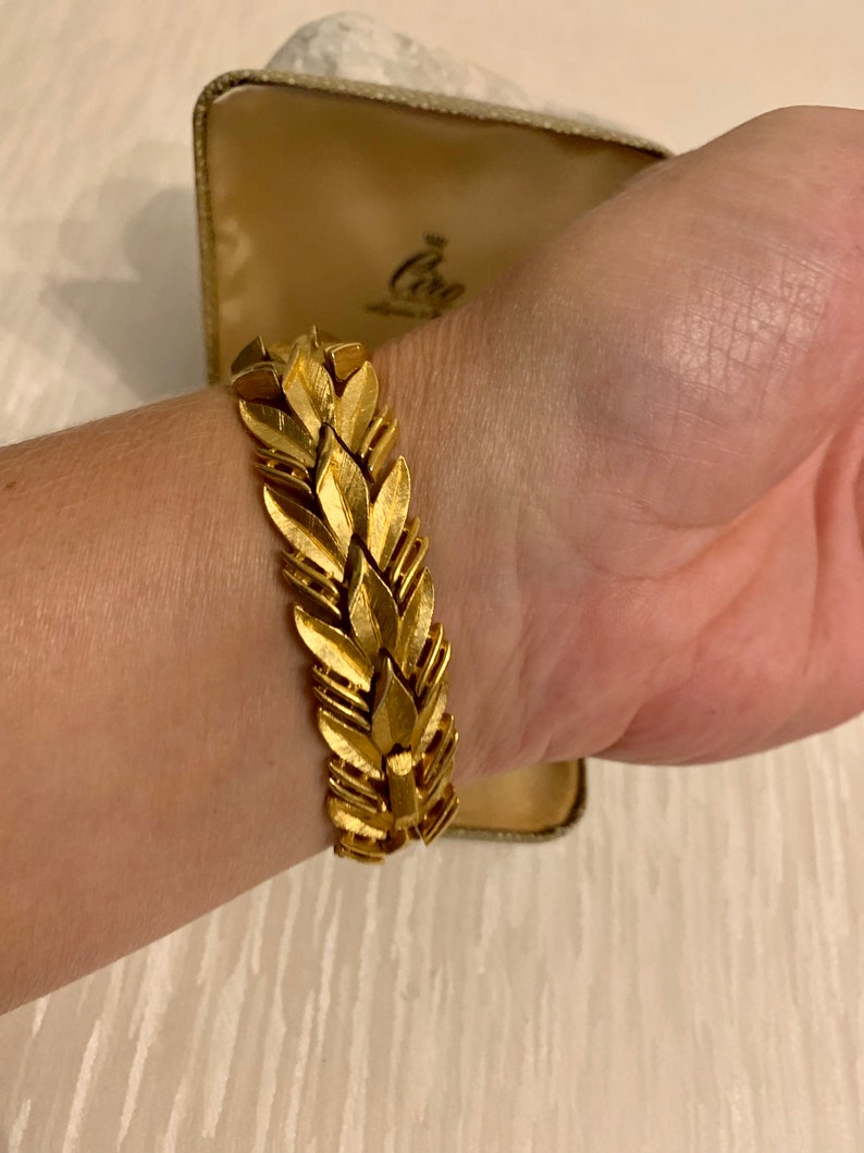 Vintage Trifari Gold Leaf Bracelet, Vintage Crown Trifari Bracelet, Gold Chain Bracelet, Womens Bracelet, Vintage Jewellery Gift For Her image 7