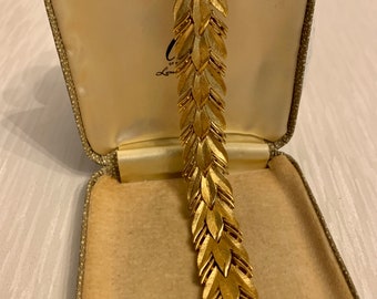 Vintage Trifari Gold Leaf Bracelet, Vintage Crown Trifari Bracelet, Gold Chain Bracelet, Womens Bracelet, Vintage Jewellery Gift For Her