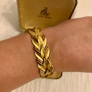 Vintage Trifari Gold Leaf Bracelet, Vintage Crown Trifari Bracelet, Gold Chain Bracelet, Womens Bracelet, Vintage Jewellery Gift For Her image 6