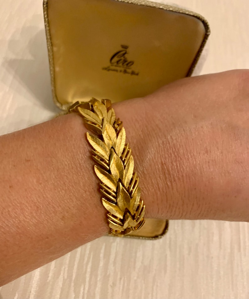 Vintage Trifari Gold Leaf Bracelet, Vintage Crown Trifari Bracelet, Gold Chain Bracelet, Womens Bracelet, Vintage Jewellery Gift For Her image 6