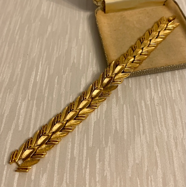 Vintage Trifari Gold Leaf Bracelet, Vintage Crown Trifari Bracelet, Gold Chain Bracelet, Womens Bracelet, Vintage Jewellery Gift For Her image 5