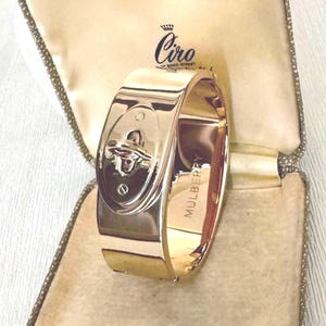 Brazalete Bayswater vintage de Mulberry en tono dorado, brazalete icónico con cierre de cartero.