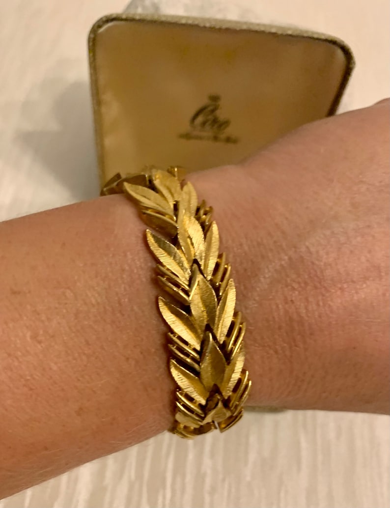 Vintage Trifari Gold Leaf Bracelet, Vintage Crown Trifari Bracelet, Gold Chain Bracelet, Womens Bracelet, Vintage Jewellery Gift For Her image 9