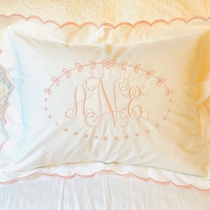 Federa con stemma ricamato con monogramma, smerlato rosa o bianco, 12 x 16, federa per cuscino, neonato, cameretta dei bambini, federa per boudoir, regalo ricordo per cameretta dei bambini