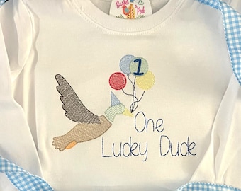 Una camisa de cumpleaños de Lucky Duck, una camisa de primer cumpleaños de Mallard, un tema de Lucky Duck, un tema de pato Mallard. Traje de traje de burbuja unisex Mallard