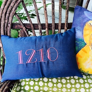 Oreiller d'extérieur avec numéro de maison brodé, option d'insertion, coussin lombaire personnalisé de 12 x 20. Nouveau décor de patio à la maison