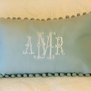 Geborduurde fluwelen kussensloop met monogram. Inzetstuk niet inbegrepen. 12 x 20 of 24 x 24 gepersonaliseerd lendekussen. Monogram bruiloft, beddengoed