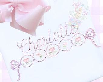 Camicia per ragazze con cuori e fiori di San Valentino, maglietta con nome arricciato per bambine, camicia con fiocchi e fiori per bambini, camicia a cuore bianco ricamata