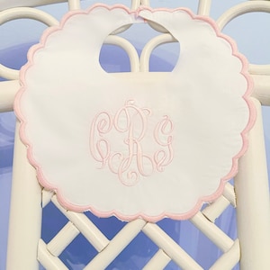 パーソナライズ、モノグラム、刺繍、赤ちゃん、洗礼、誕生、洗礼式、家宝、スカラップピンク、ブルー、ラベンダー、グリーン、グレー、よだれかけ、ギフト