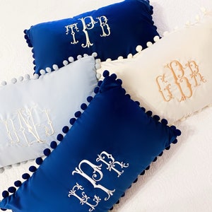 Geborduurd fluwelen kussen met monogram. Inclusief inzetstuk. 12 x 20 gepersonaliseerd lendekussen. Monogramhuwelijkscadeau, initiaal beddengoed